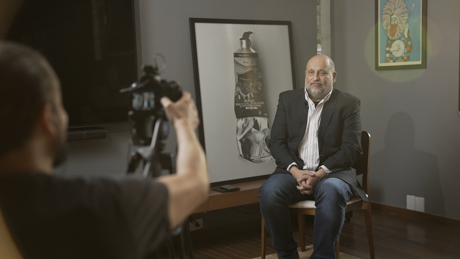 Thomas Knaus filmando uma entrevista com Clóvis de Barros Filho.