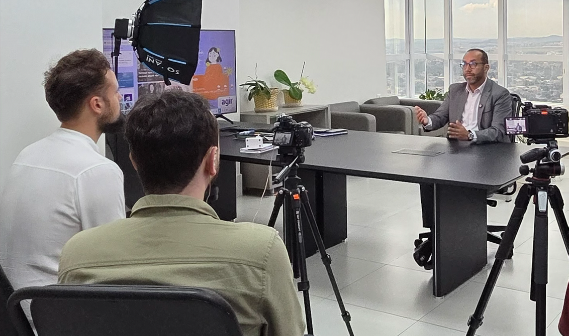 Thomas Knaus participando da direção de uma entrevista corporativa com duas câmeras.