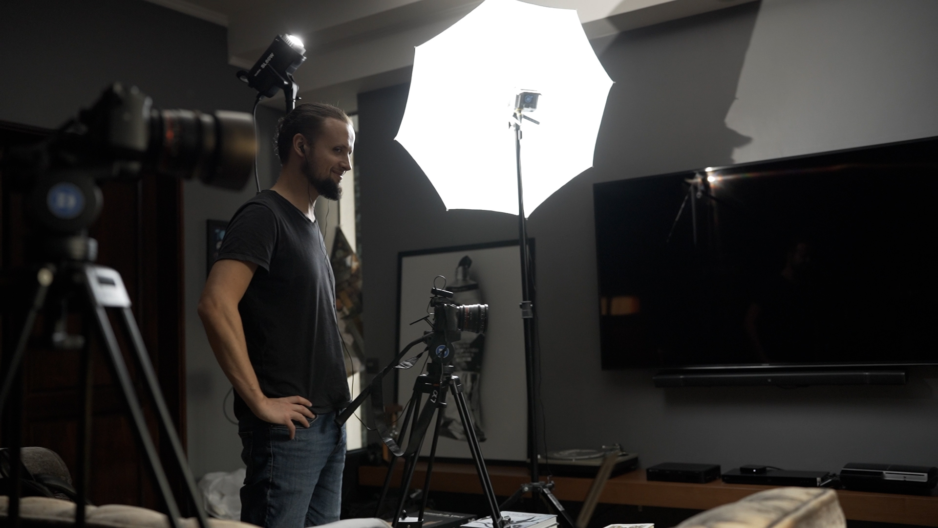 Thomas Knaus em um set de entrevista com câmeras e iluminação.